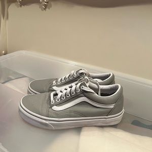 Vans “Old Skool Shoes” in Grey and White